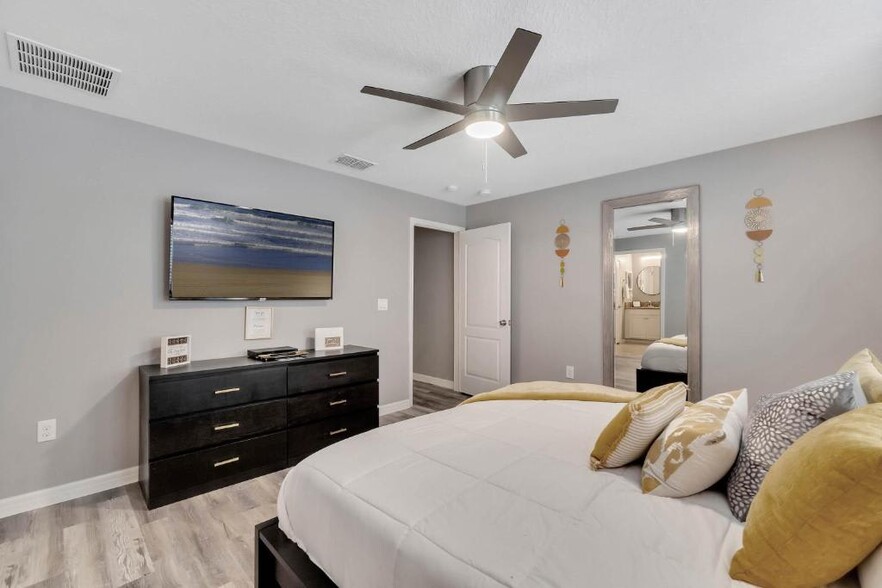 Primary Bedroom/ King Bed w/ ensuite Bathroom - 8966 Sugar Palm Rd