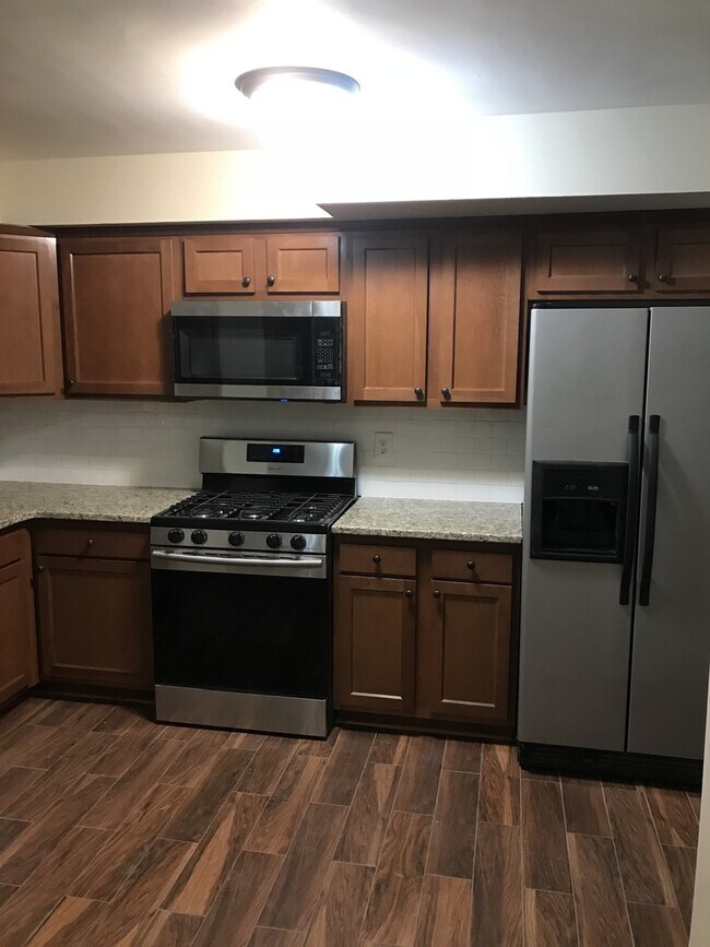 Building Photo - Ready to go 4 Bedroom 2 Bath Home in South...
