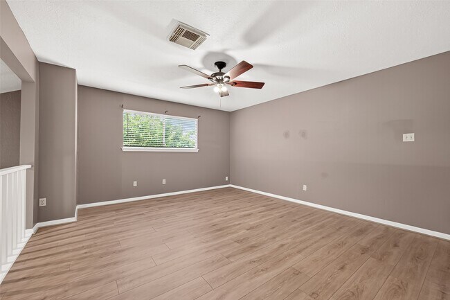 Building Photo - 4003 W Valley Dr