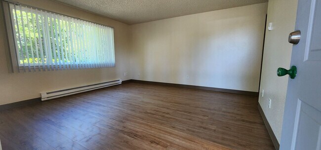 Building Photo - Ground-Level Apartment Available Now at Sunset Villa!