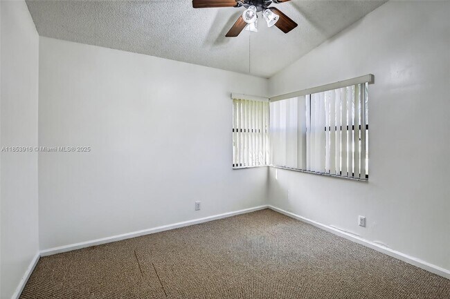 Building Photo - 581 Lakeside Cir