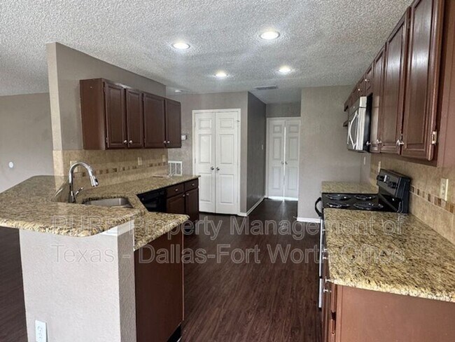 Building Photo - 1404 Straus Rd