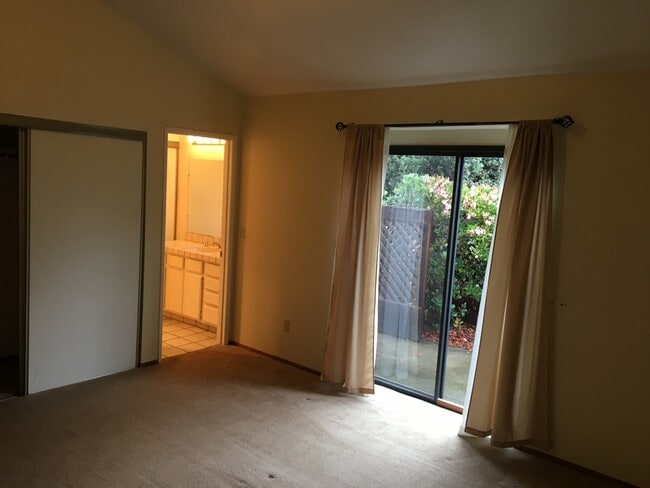 Building Photo - Great 2 Bedroom 2 Bath Condo in Seaside