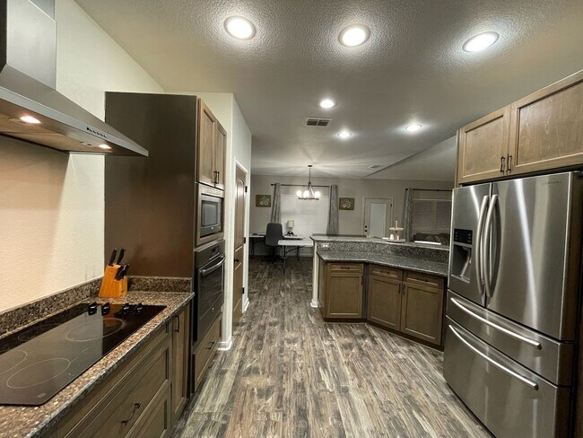 Building Photo - Gorgeous 3 BD/2 BA Home on 2 ACRES in La V...
