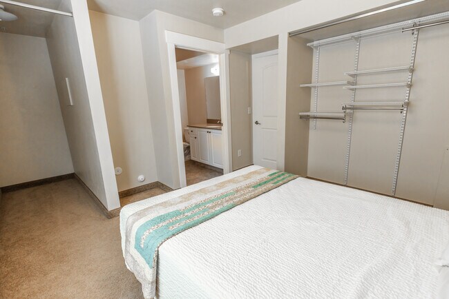 Building Photo - 332 S 4th W