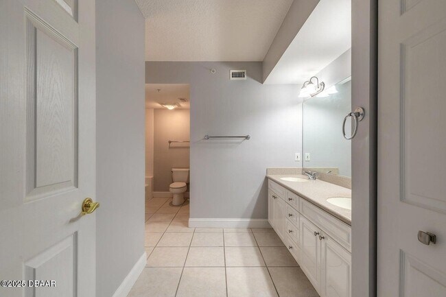 Building Photo - 4650 Links Village Dr