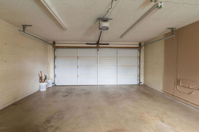 Building Photo - 5 Bedroom/2 Bath Home in amazing ASU Neighborhood