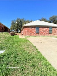 Building Photo - 813 E Ave I