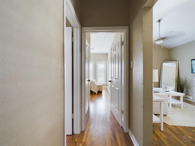 Building Photo - 711 W 21st St