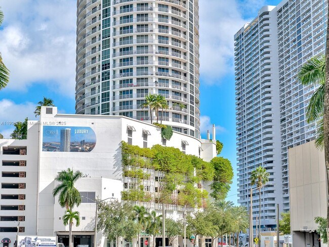 Building Photo - 1750 N Bayshore Dr