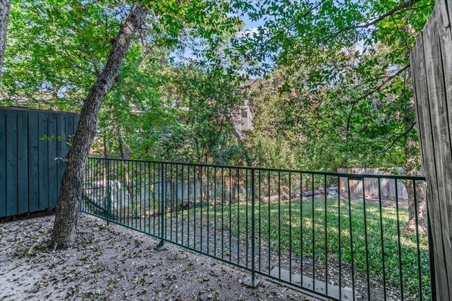 Building Photo - 1304 Mariposa Dr