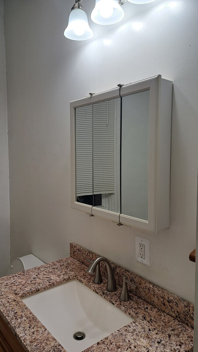 Building Photo - 2215 Brookfield Ave