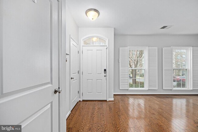 Building Photo - 214 Almond Dr