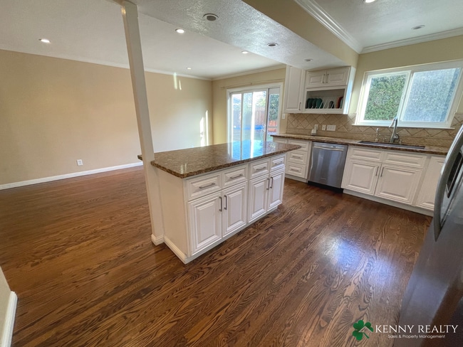 Building Photo - 4BD/2.5BA Spacious Foster City Home with Huge Backyard + Hot Tub