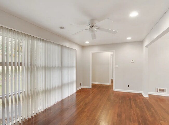 Building Photo - 3-bedroom, 1.5-bath in Decatur!