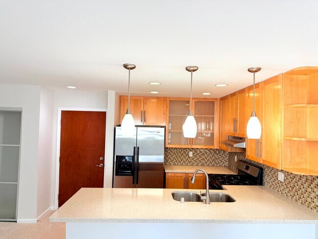Building Photo - Fantastic Spacious 2 bed 2 bath condo in prime Sherman Oaks - Studio City with Pool and Gym!