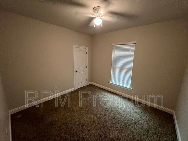 Building Photo - 6212 Lake Edge Dr