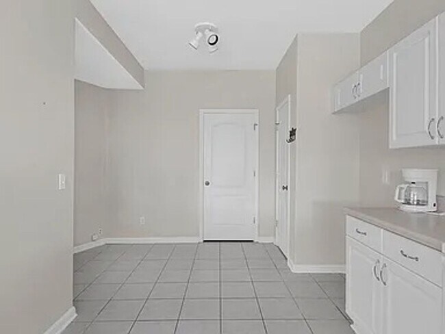 Building Photo - Single-Family House for Rent