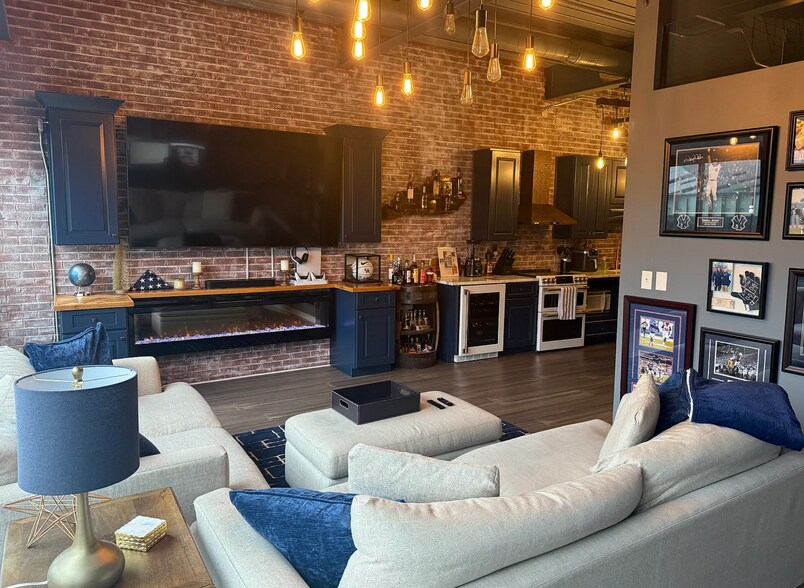 Building Photo - 515 W Main St