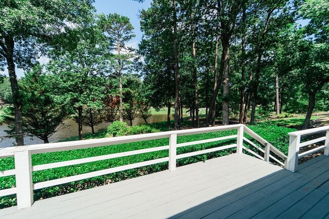 Building Photo - Beautiful Backyard Oasis on the Golf Course!