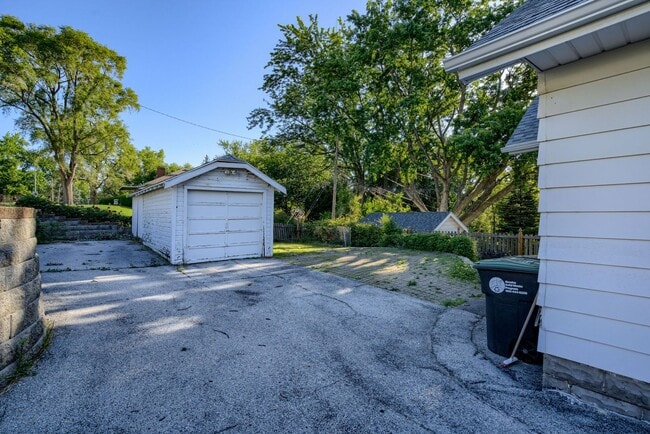 Building Photo - Great Location Close To Aksarben Village!!