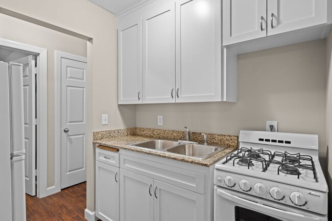 Building Photo - Spacious 1BR/1Bath apartment available Now!