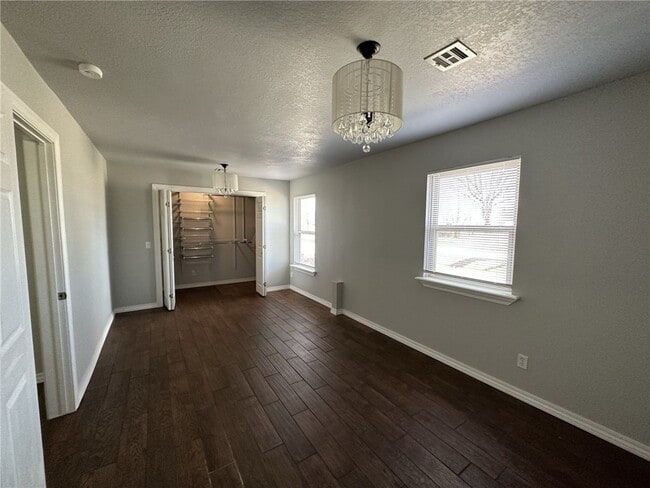 Building Photo - 1004 SE 4th St