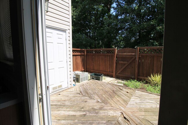 Building Photo - 2 Bedroom 2 Bath Townhome