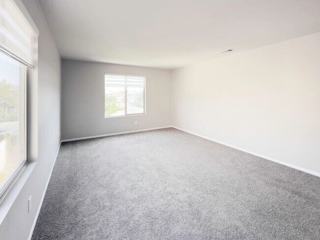 Building Photo - Beautiful 2 Story 5 Bedroom SOLAR Home + L...