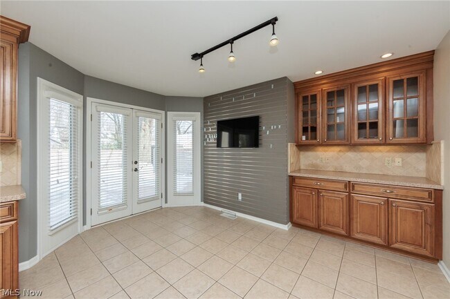 Building Photo - 23915 Glenhill Dr