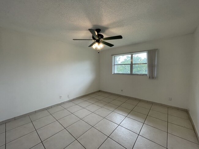 Building Photo - 8000 S Colony Cir