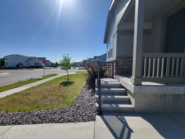 Building Photo - Stunning and spacious 4.5 bedroom, 3 bathroom home located in Morgan Hill