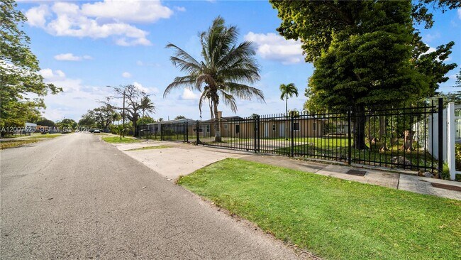 Building Photo - 1124 NW 100th Terrace