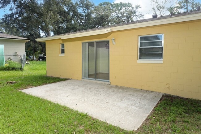 Building Photo - Sanford Home - 3/2 with garage and huge yard