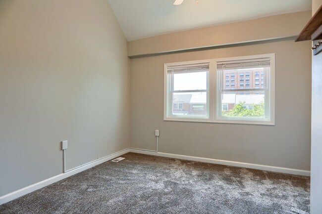 Building Photo - 1207 Anglesea St