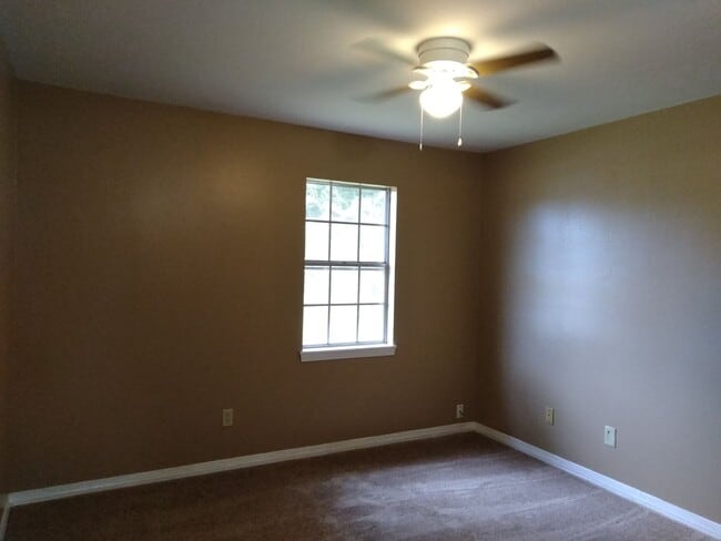 Building Photo - Village Green Townhouse for Lease!