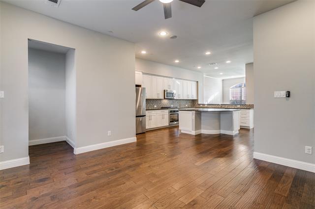 Building Photo - 515 W Royal Ln