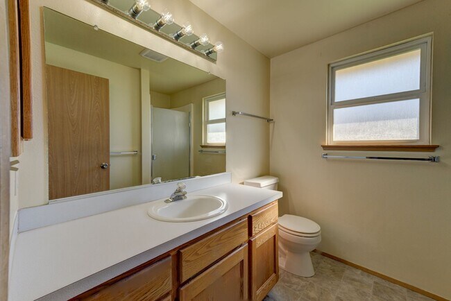 Building Photo - 3 Bed 2 Bath House with all new flooring!