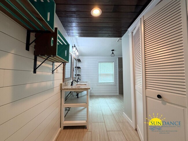 Building Photo - Stunning 3BR Home in PRIME Fort Walton Beach neighborhood!