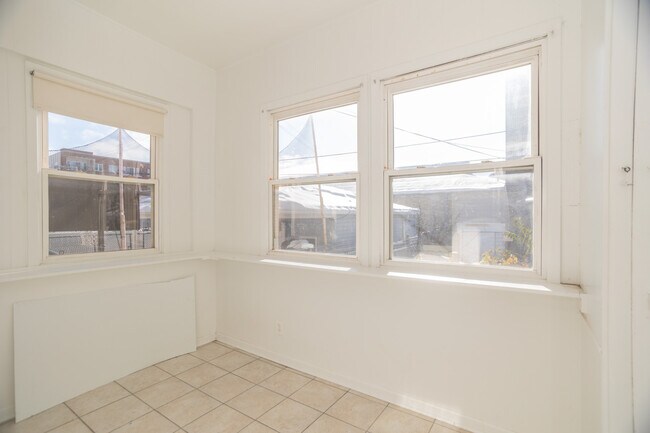 Building Photo - 3033 W Gunnison St