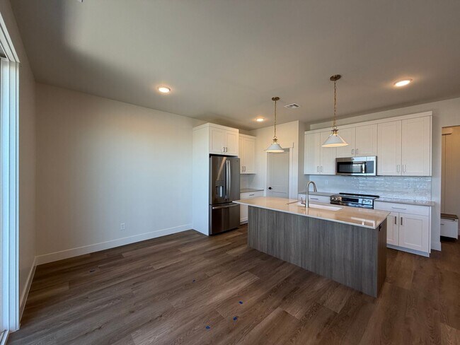 Building Photo - BRAND NEW TOWNHOME FOR RENT BY CRIMSON CLIFFS!