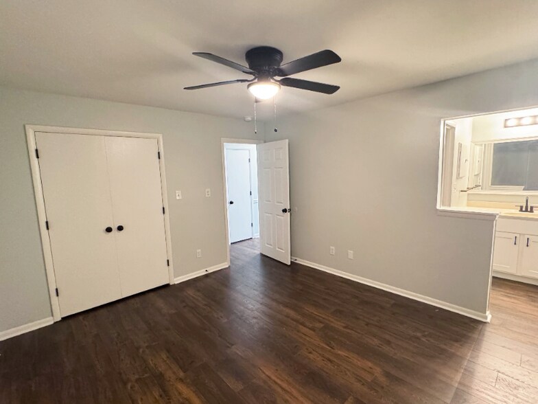 Building Photo - 599 Moriston Rd