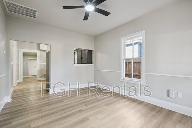 Building Photo - 2332 E Houston St