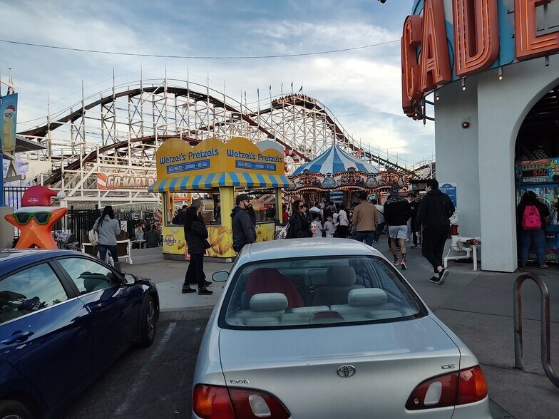 Belmont Park huge amusement park a block away - 828 Island Ct