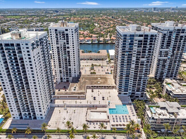 Building Photo - 3701 N Country Club Dr