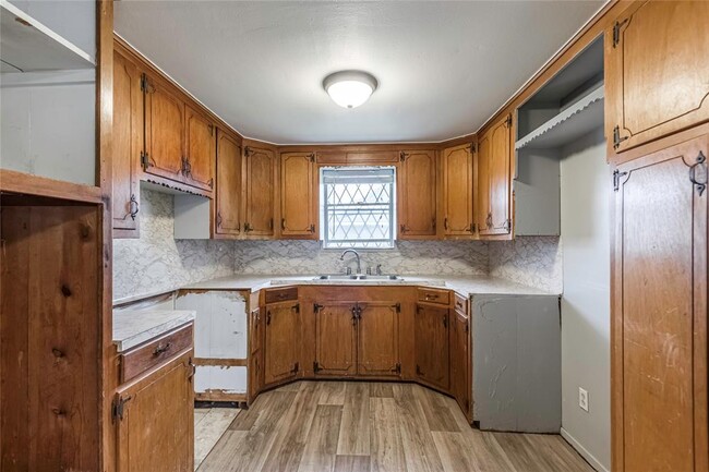 Building Photo - 5311 Pine Ave