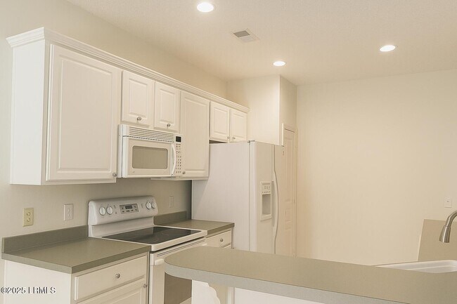 Building Photo - 10 Nightingale Ln