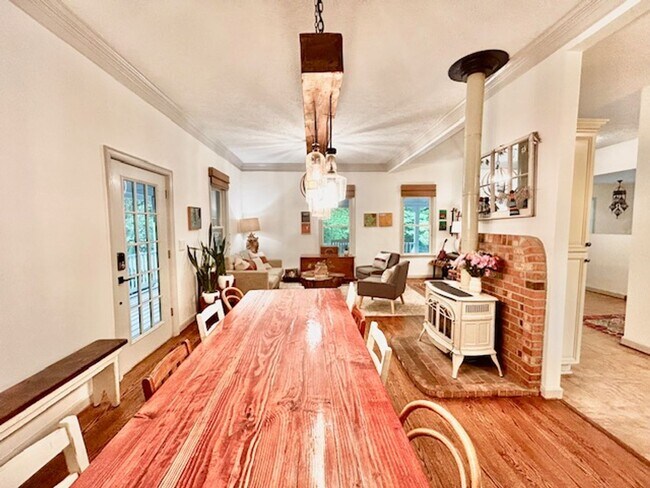 Building Photo - Beautifully renovated 4BR/3BA rambler with wraparound porch and garage