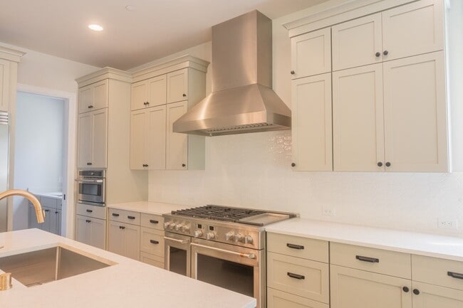 Building Photo - 5Bd/4.25Ba Kirkland House