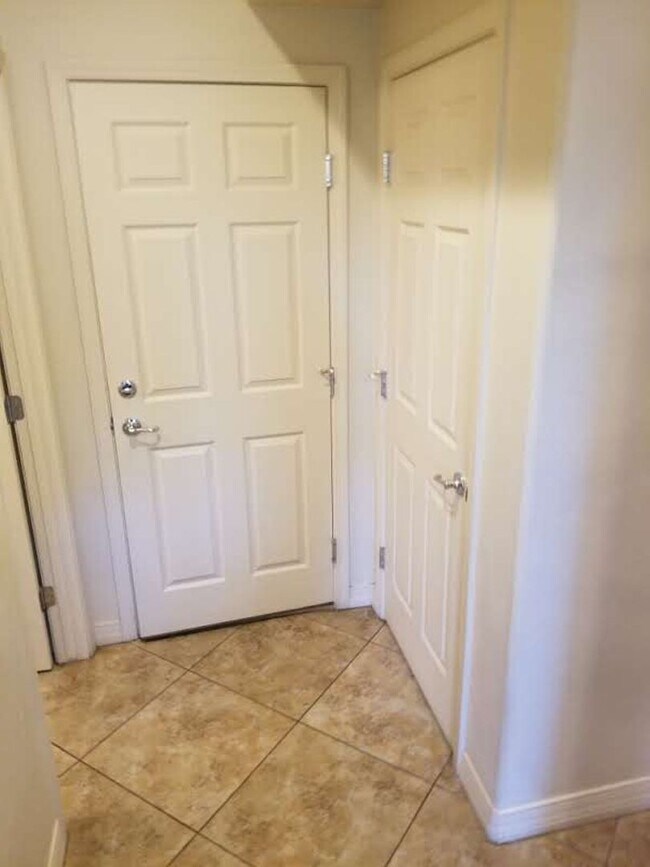 Building Photo - Beautiful, Pet Friendly, Multi-level, 2110 sqft, Luxury Townhouse w/A/C! 3 Bed, 2.5 Bath, + Loft ...